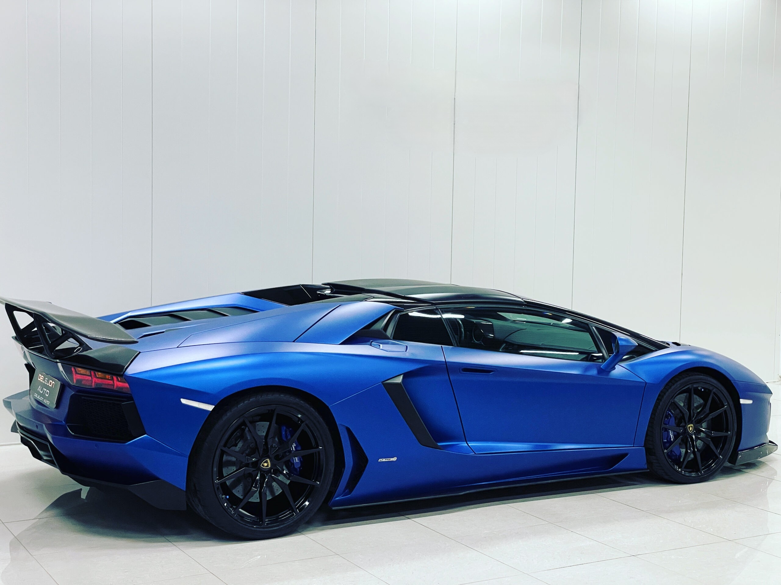 Lamborghini Aventador 6,5 V12 LP700-4 Roadster "Ad Personam" 700 ch — photo 4