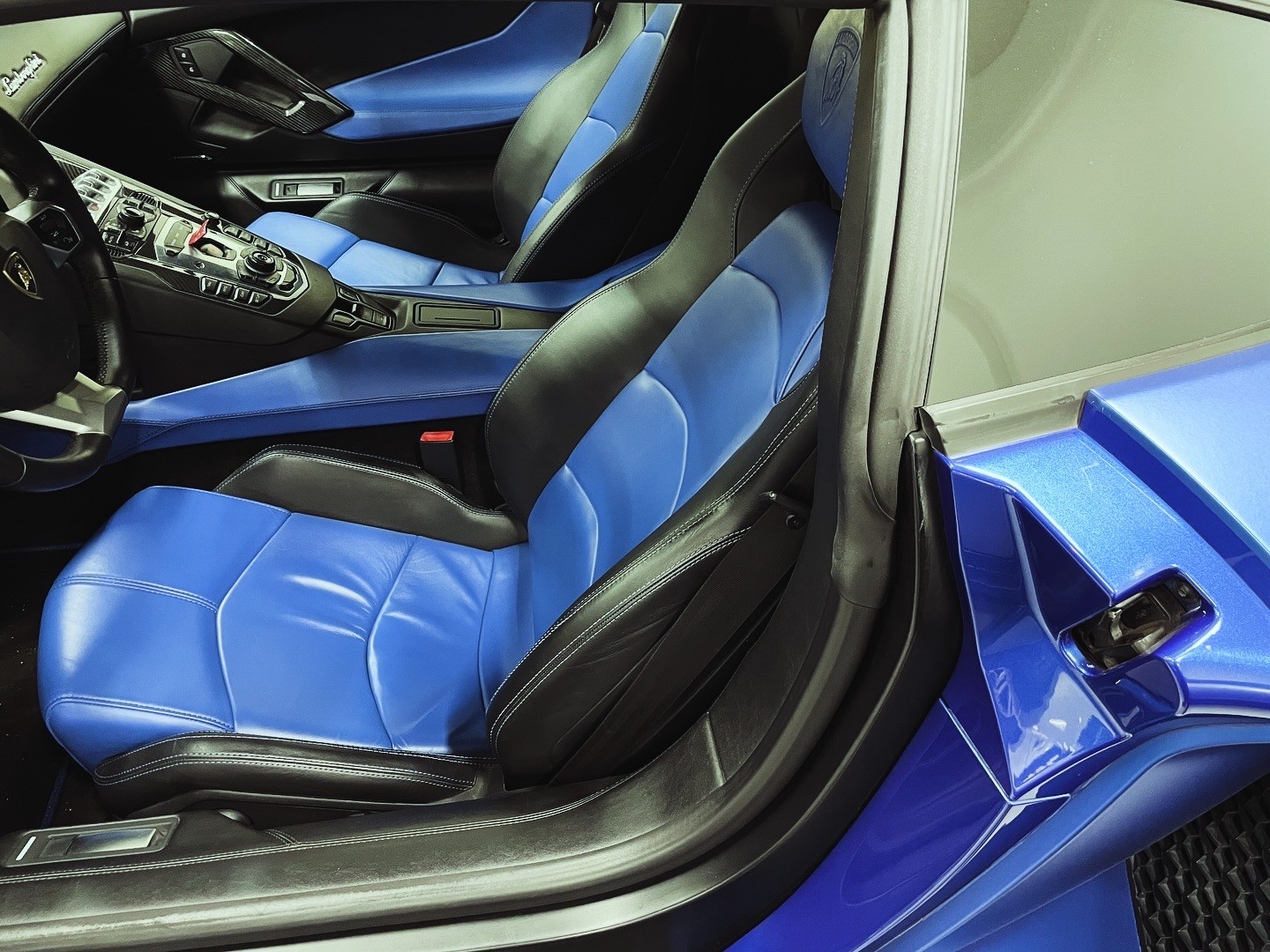 Lamborghini Aventador 6,5 V12 LP700-4 Roadster "Ad Personam" 700 ch — photo 9