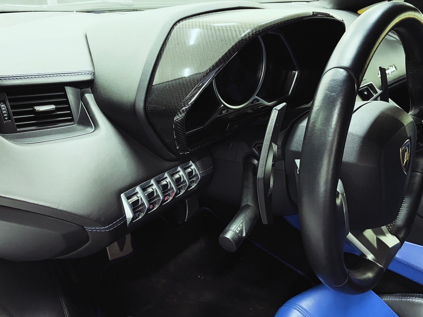Lamborghini Aventador 6,5 V12 LP700-4 Roadster "Ad Personam" 700 ch — photo 8