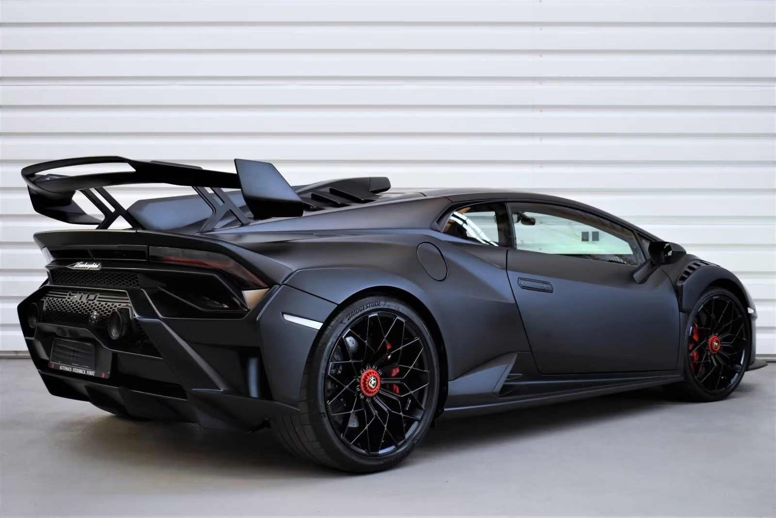 Lamborghini Huracàn 5,2 V10 STO 640 ch — photo 6