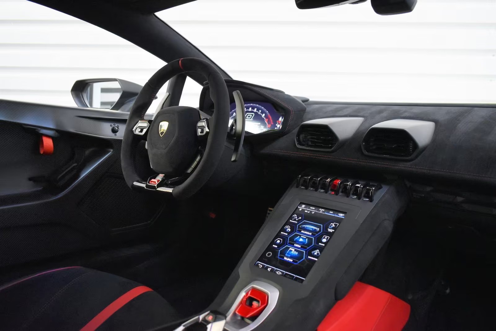 Lamborghini Huracàn 5,2 V10 STO 640 ch — photo 7