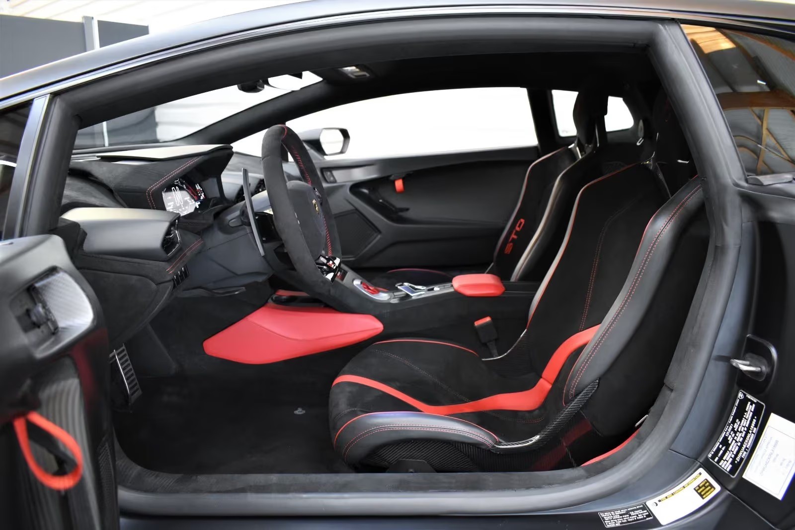 Lamborghini Huracàn 5,2 V10 STO 640 ch — photo 8