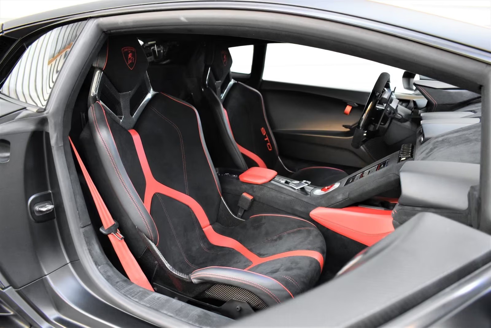 Lamborghini Huracàn 5,2 V10 STO 640 ch — photo 9