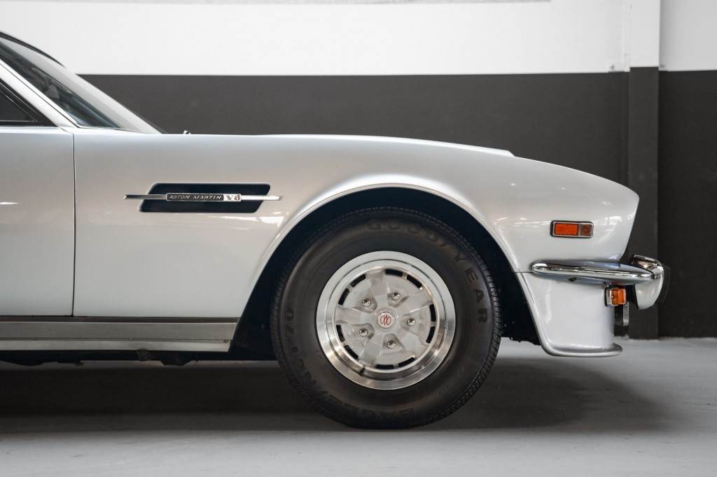 Aston Martin V8 5,3 V8 mk3 / Matching Numbers / RHD 315 ch — photo 8