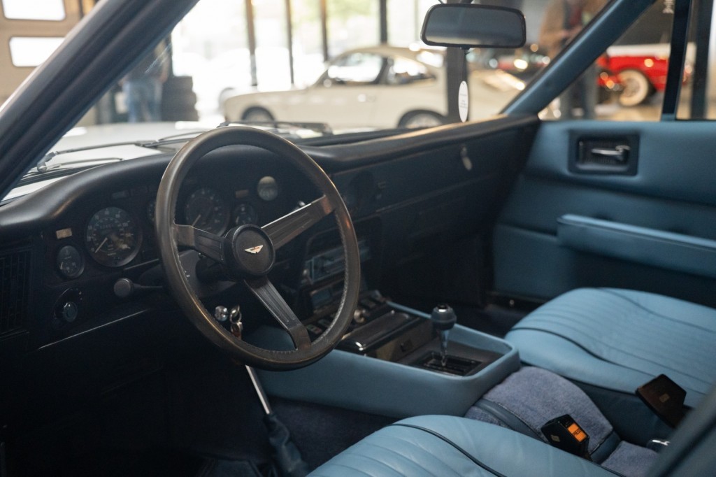 Aston Martin V8 5,3 V8 mk3 / Matching Numbers / RHD 315 ch — photo 15
