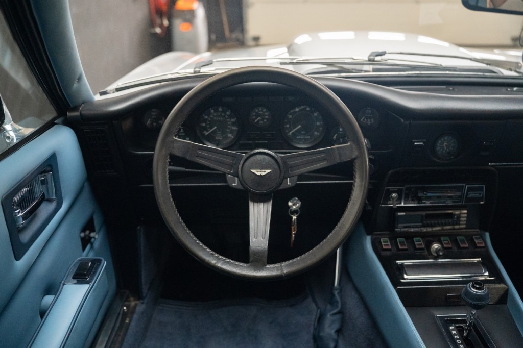 Aston Martin V8 5,3 V8 mk3 / Matching Numbers / RHD 315 ch — photo 16