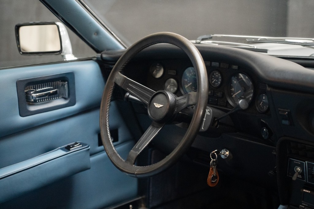 Aston Martin V8 5,3 V8 mk3 / Matching Numbers / RHD 315 ch — photo 17