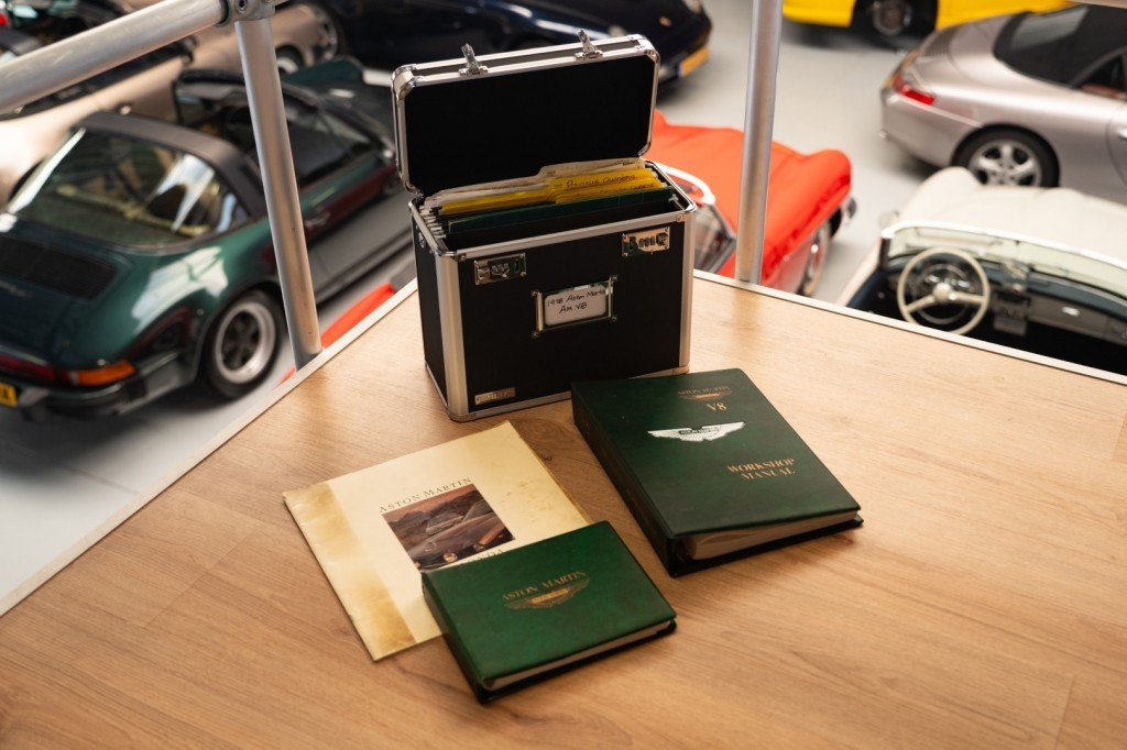 Aston Martin V8 5,3 V8 mk3 / Matching Numbers / RHD 315 ch — photo 26