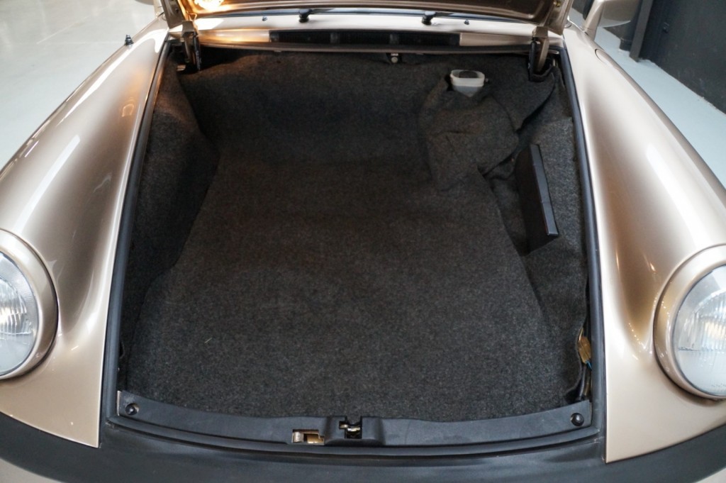 Porsche 911 3.0 SC Targa 204 ch — photo 20